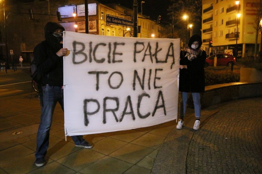 „Bicie pałą to nie praca”. Gorąco na proteście kobiet w Lublinie. Zobacz zdjęcia i wideo