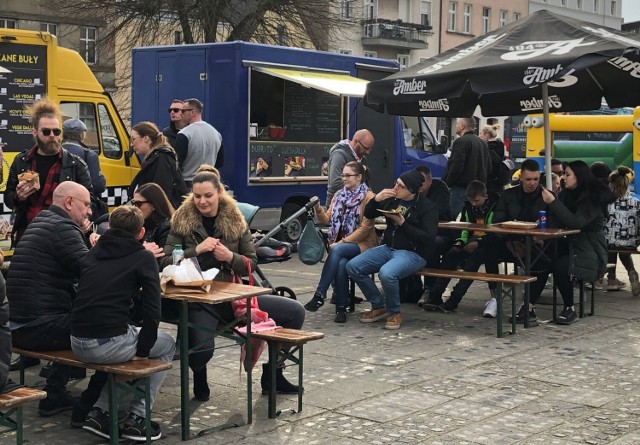 Food trucki czyli furgonetki z których sprzedaje się jedzenia zajeżdżają do Leszna od kilku lat. W samochodach jest kuchnia służąca do przygotowania posiłków na ciepło i podawanych na zasadzie bufetu na wynos. Foodtruckową atrakcją są dania pochodzące z różnych zakątków świat.