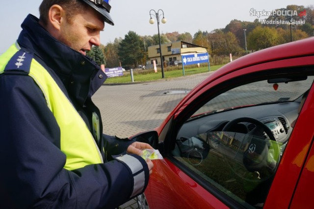 Wczoraj wodzisławscy mundurowi wręczali kierowcom odblaski z prośbą o wręczenie ich pieszym, których spotkają na swojej drodze po zmroku, a także zachęcali do bezpłatnego sprawdzenia stanu technicznego swojego pojazdu przed zimą