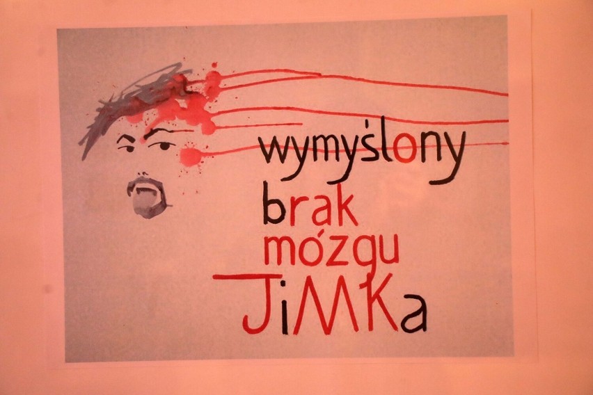 Wystawa Jimi Widzia(l)ny w holu legnickiego teatru, portret i autoportret Jimiego Karankiewicza