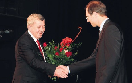 Prezydent Gliwic Zygmunt Frankiewicz wręcza statuetkę "Gliwickiego Lwa" prezesowi Henrykowi Błażusiakowi.