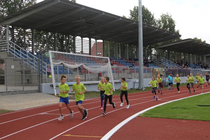 Stadion Miejski w Rumi oficjalnie otwarty! Jest nowa bieżnia [ZDJĘCIA]