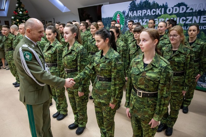 Karpacki Oddział Straży Granicznej ma 31. nowych funkcjonariuszy. Ślubowało 14 kobiet i 17 mężczyzn