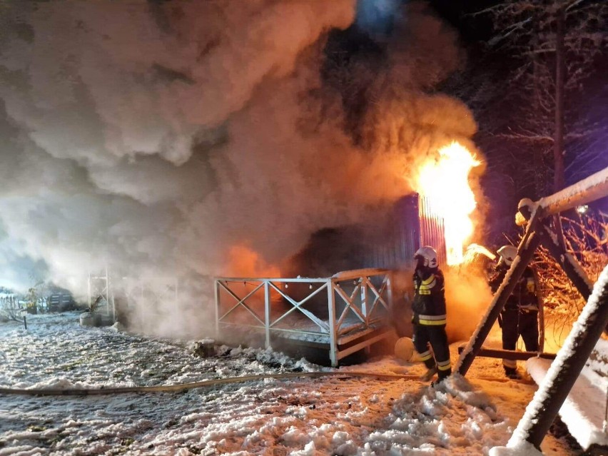 Strażacy walczyli z pożarem w Pleceminie. W ogniu stanął domek letniskowy