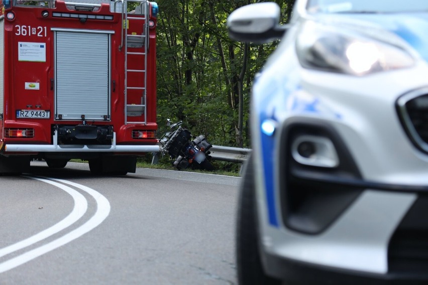 Tragiczny wypadek na DK 28 w Boguszówce w powiecie przemyskim. Nie żyje 50-letnia pasażerka motocykla [ZDJĘCIA, WIDEO]