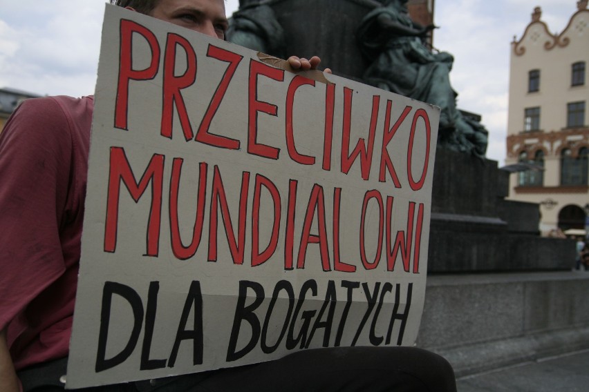 Solidarni z Brazylijczykami. Protest na Rynku Głównym w Krakowie [ZDJĘCIA]