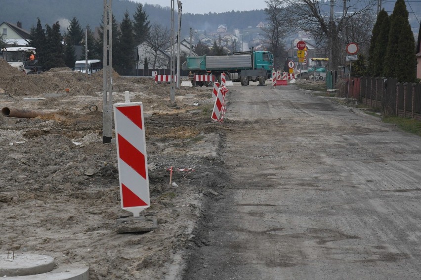 W ramach wielkiej inwestycji drogowej w Kielcach położono asfalt, ale tylko na części ulicy [WIDEO, ZDJĘCIA]