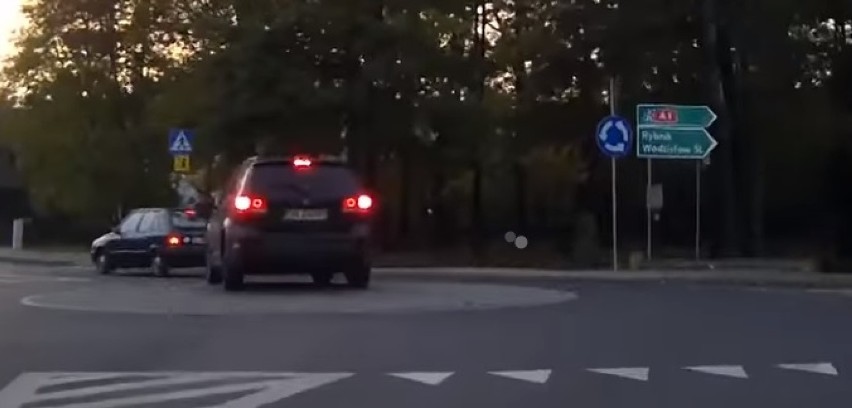 Rondo w Żorach: Leniwy kierowca przejeżdża przez rondo w...