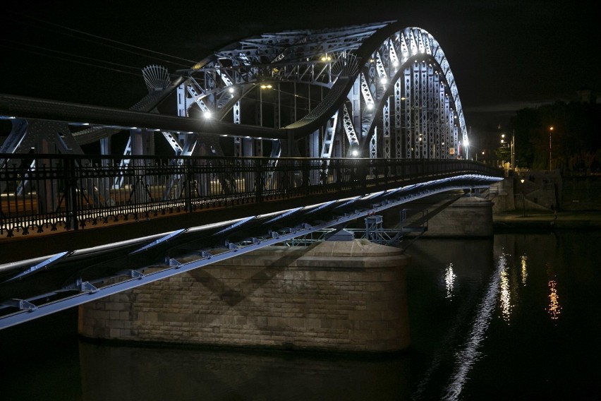 Kraków. Most Piłsudskiego efektownie rozbłysnął! Tak wygląda nowa iluminacja [ZDJĘCIA]