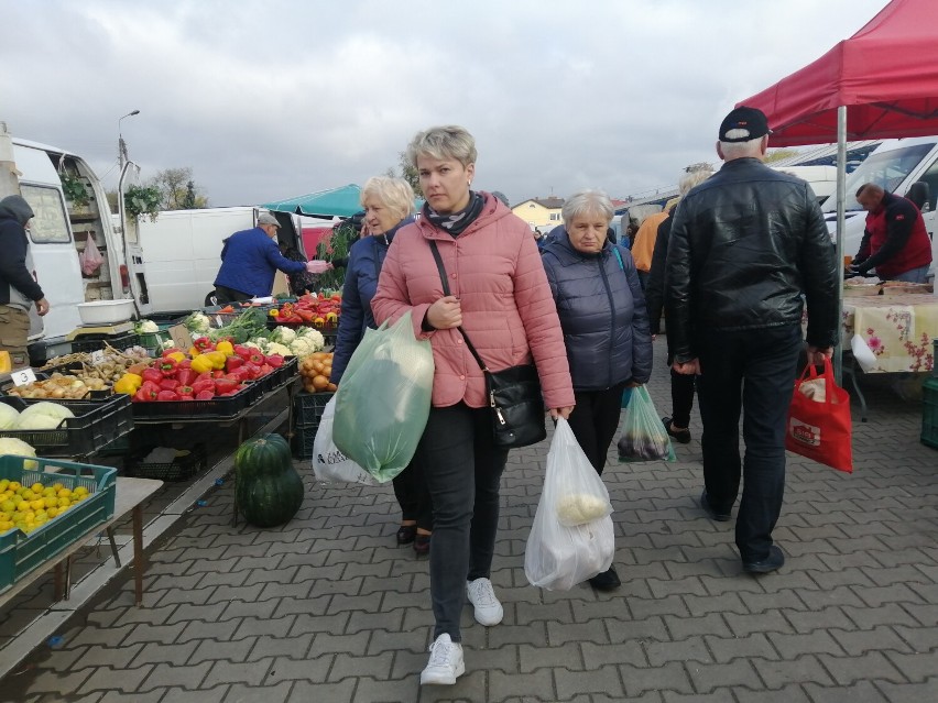 Sobotni poranek na targowisku miejskim w Skierniewicach. Najwięcej stoisk z wiązankami