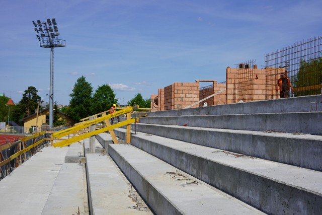 Budowa trybun wraz z zapleczem gospodarczym przy boisku w Olkusz ma się zakończyć jesienią 2022 roku.
