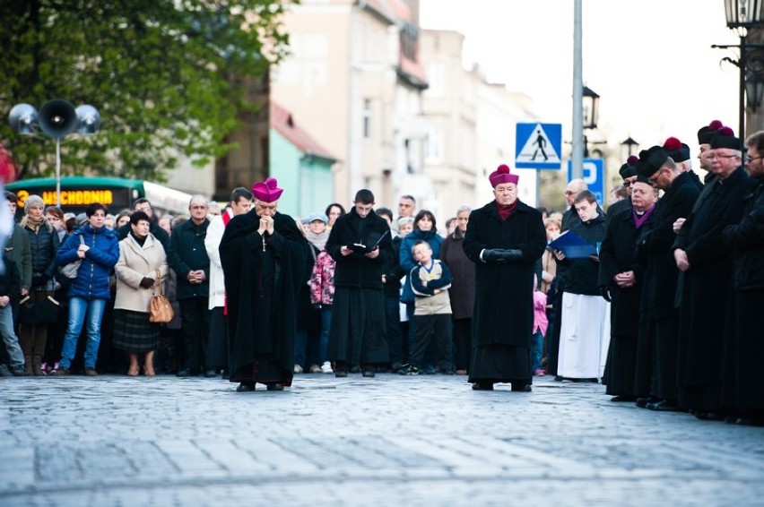 Droga krzyżowa w Gnieźnie - wierni przeszli ulicami miasta