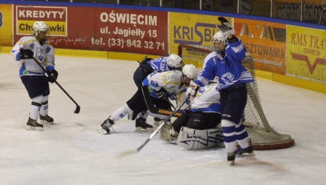 Stoczniowiec Gdańsk (niebieskie stroje) po raz pierwszy w historii kobiecego hokeja i klubu sięgnął po złoty medal.