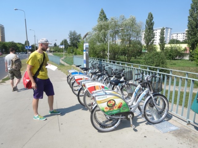 Krzysztof Penczyński z Sekcji Rowerzystów Miejskich w czasie przygotowywania raportu. Stacja przy ulicy Słowiańskiej została uznana za jedną z najgorszych w mieście. Nie można tam dojechać legalnie