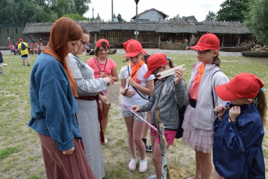 Pruszcz Gdański:  Trwa weekend Rzemieślniczy w Faktorii - farbowanie wełny naturalnymi barwnikami i tkanie krajek  [ZDJĘCIA]