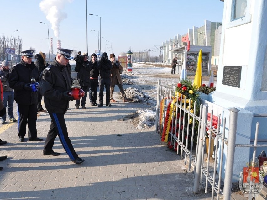 Policjanci zapalili znicz w drugą rocznicę śmierci policjanta Andrzeja Struja (ZDJĘCIA)