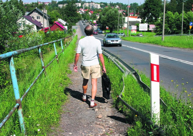 Ścieżkę przu ulicy Wiśnickiej trudno nazwać chodnikiem