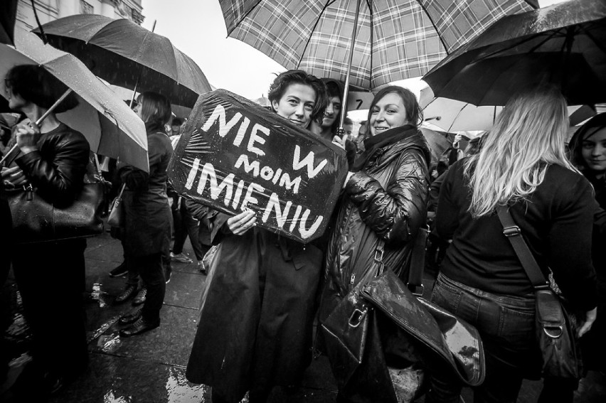 Czarny Protest na Placu Zamkowym