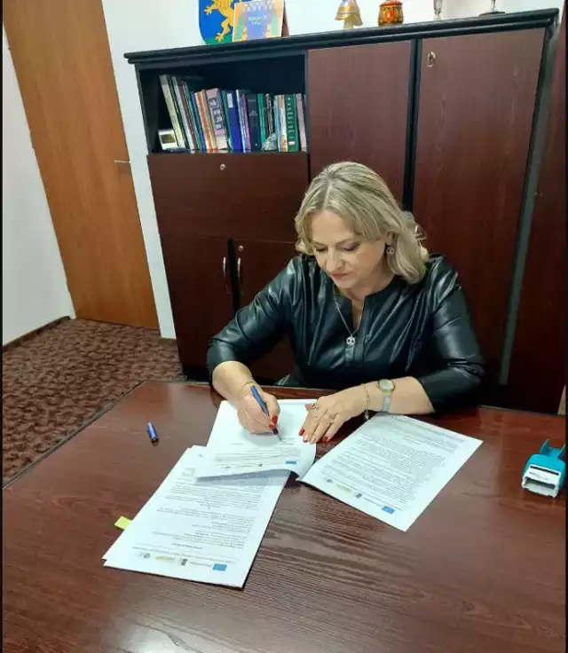 Burmistrz Krynek Jolanta Gudalewska podpisała umowę na wykonanie zadania „Rozwój infrastruktury rekreacyjnej poprzez przebudowę boiska sportowego wraz z oświetleniem na terenie OSIR w Krynkach.”