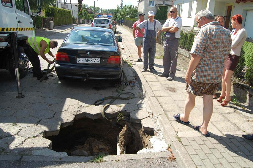 Człuchów. Auto jadące ulicą wpadło w półtorametrową dziurę