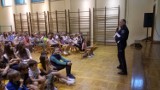 Strażnicy miejscy edukują młodzież w Wejherowie, po akcji rozpylenia gazu na szkolnym holu