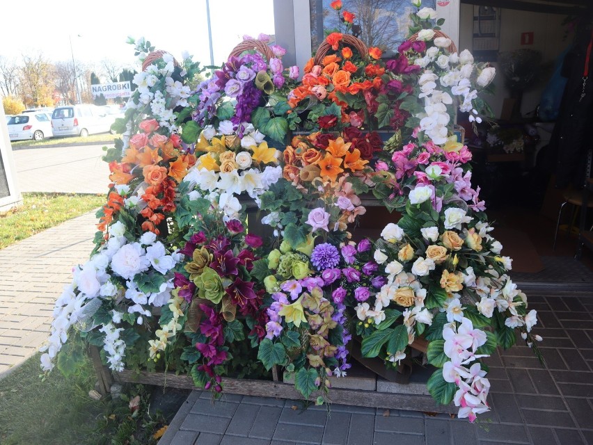 Róże, gerbery czy chryzantemy? Te piękne wiązanki i stroiki można kupić na stoiskach i straganach na Majdanku (30.10)