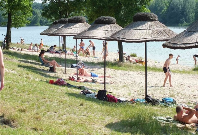 Starachowickie kąpielisko na Piachach, otwarto oficjalnie w sobotę. W tym dniu średnio wypoczywało 100 osób, także podczas deszczu.