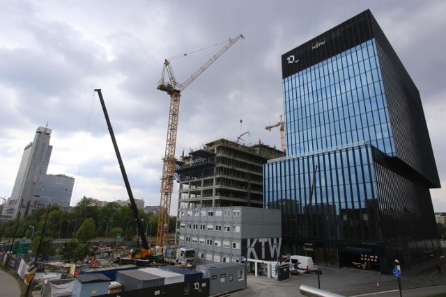 07.05.2020  Katowice
Budowa wyższej wieży .KTW. Obecnie wieża jest prawie docelowej wielkości, przerosła dotychczas najwyższy budynek Katowic, biurowiec Altus.

Zobacz kolejne zdjęcia. Przesuwaj zdjęcia w prawo - naciśnij strzałkę lub przycisk NASTĘPNE