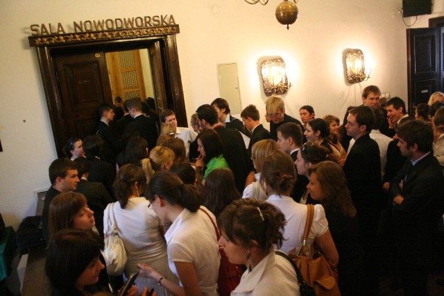 Studenci prawa UJ przed wejściem na jeden z egzaminów. Ten na szczęście nie odbywał się wieczorem
