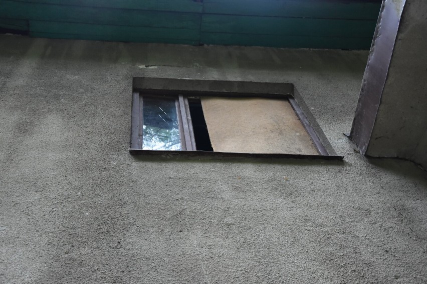 Gorlice. Dawna restauracja Parkowa zaczyna żyć po swojemu - otwarte okna, dziura do piwnic, fragment wyłamanej kraty mogą skusić