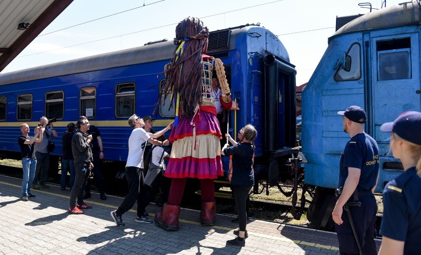 Mała Amal przeszła ulicami Przemyśla. Marionetka symbolizuje wszystkie dzieci cierpiące z powodu wojen [ZDJĘCIA]