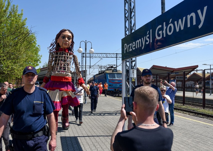 Mała Amal przeszła ulicami Przemyśla. Marionetka symbolizuje wszystkie dzieci cierpiące z powodu wojen [ZDJĘCIA]