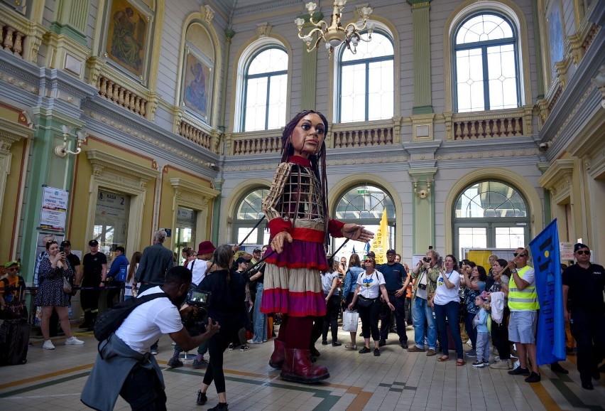 Mała Amal przeszła ulicami Przemyśla. Marionetka symbolizuje wszystkie dzieci cierpiące z powodu wojen [ZDJĘCIA]