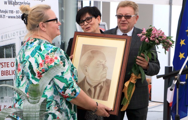 Dyrektor biblioteki Aleksandrze Kurek, portret Witalisa Szlachcikowskiego  przekazali potomkowie patrona wąbrzeskiej książnicy.