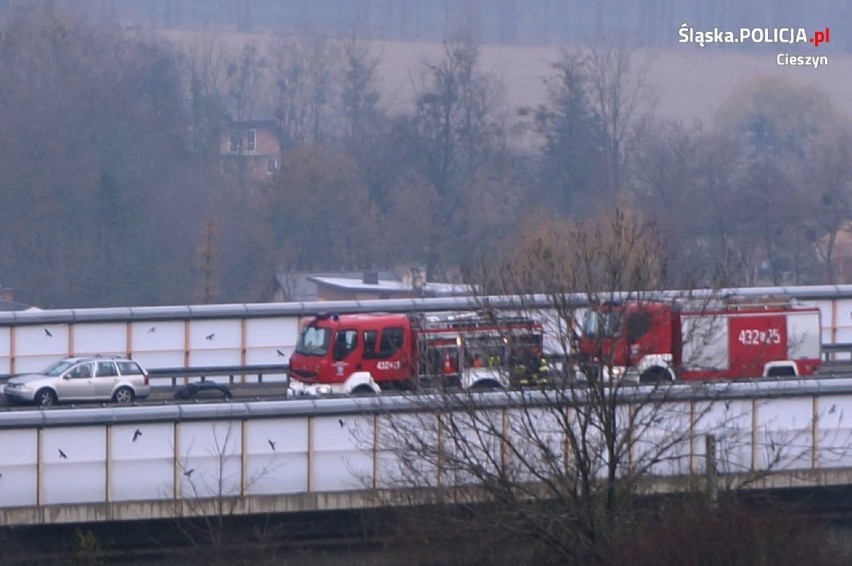 Wypadek na wiadukcie na S52 w Ogrodzonej. Uderzył w bariery ochronne, a potem został potrącony przez TIRA [ZDJĘCIA, WYPADEK]