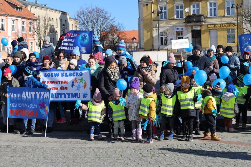 Przez Gniezno przeszedł radosny niebieski pochód! Maszerowali dla zrozumienia autyzmu [FOTO, FILM]