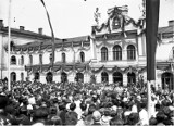 Srebrna trumna, tłumy ludzi, wojsko oddające hołd - tak witano relikwie św. Andrzeja Boboli w Czechowicach