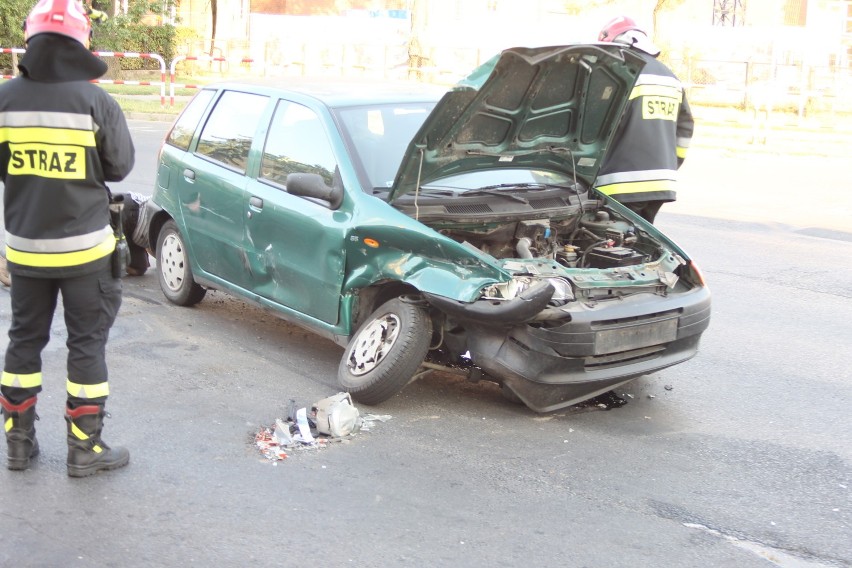 UWAGA: Zderzenie na skrzyżowaniu koło szpitala. Utrudnienia w ruchu drogowym [ZDJĘCIA]