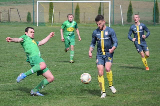 Grom SZiK Handzlówka (na zielono) przegrał u siebie z KS-em Styrobud Trzeboś 1:5.