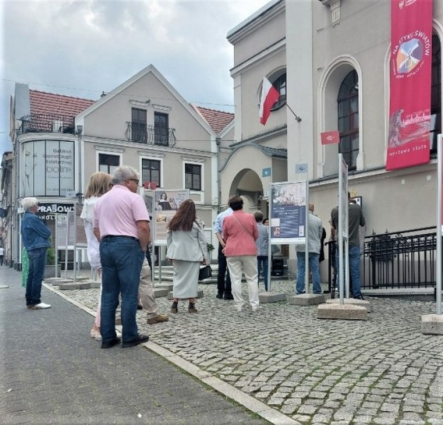 Przed gmachem Muzeum Okręgowego w Lesznie stanęła wystawa planszowa poświęcona Janowi Jonstonowi.