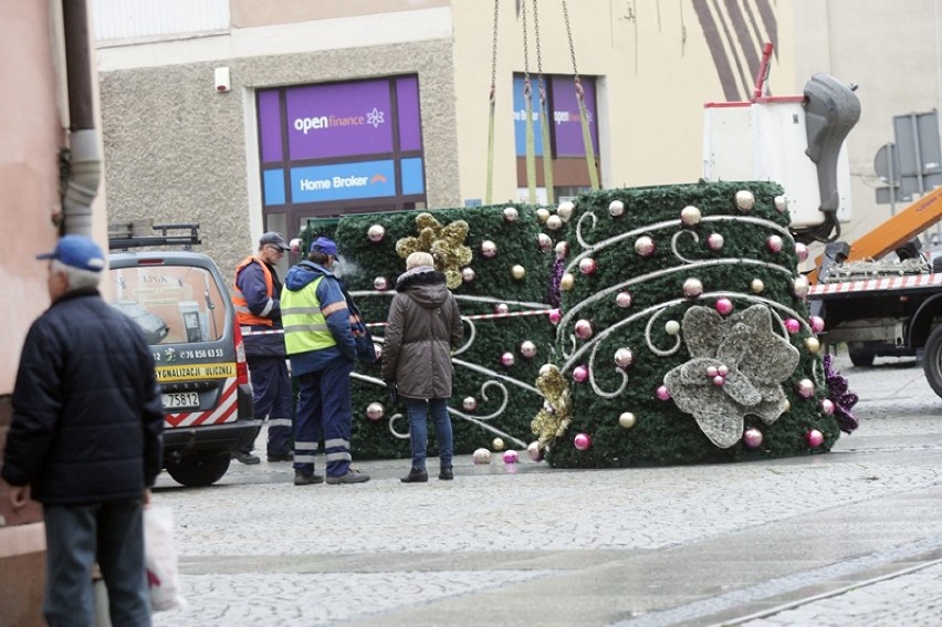 Niebawem rozbłyśnie świąteczna iluminacja Legnicy, trwa jej montaż [ZDJĘCIA]