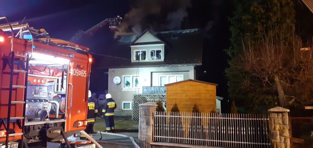 Pożar poddasza domu w Łapanowie, z ogniem walczyło 34 strażaków, straty to 100 tys. zł