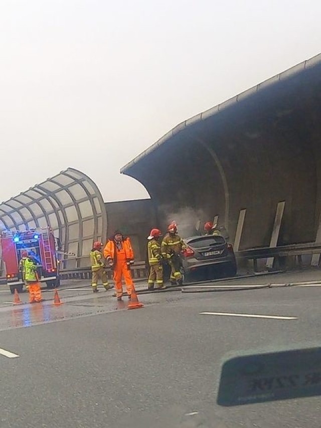 Pożar samochodu na Autostradowej Obwodnicy Wrocławia 1.03.2021