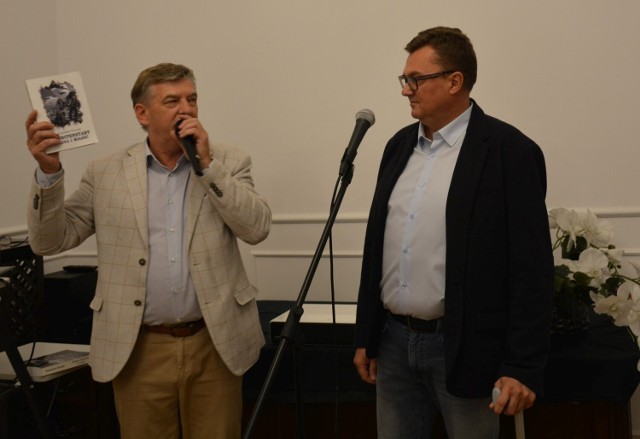 Dyrektor biblioteki Dariusz Kowalczyk prezentuje książkę „Banditenstadt. Wojna i miłość” i jej autora Radosława Nowka