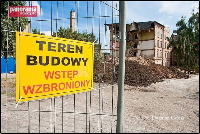 Sierpień 2013 r. Rozbiórka budynków na ul. Rycerskiej w związku z budową parkingu, który służy obecnie mieszkańcom i przyjezdnym