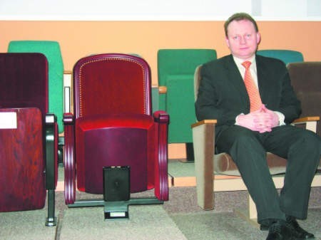 Prezes Andrzej Wojtkiewicz usiadł w jednym z foteli własnej produkcji. Po prawej stronie prezesa identyczny fotel,  jak te zamontowane we Wrocławiu.