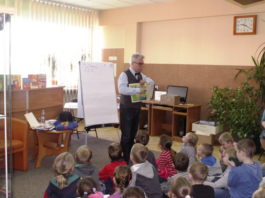 Wojciech Widłak spotkał się z małymi czytelnikami w łęczyckiej bibliotece 