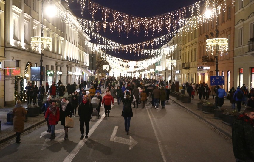 Tłumy spacerowiczów na Nowym Świecie. Mieszkańcy stolicy wrócili ze świątecznego wypoczynku [ZDJĘCIA]