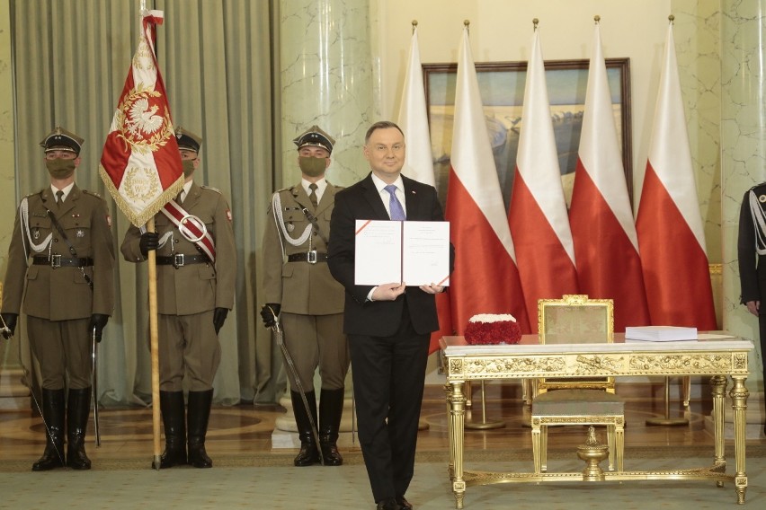 Prezydent Andrzej Duda podpisał ustawę o obronie ojczyzny....
