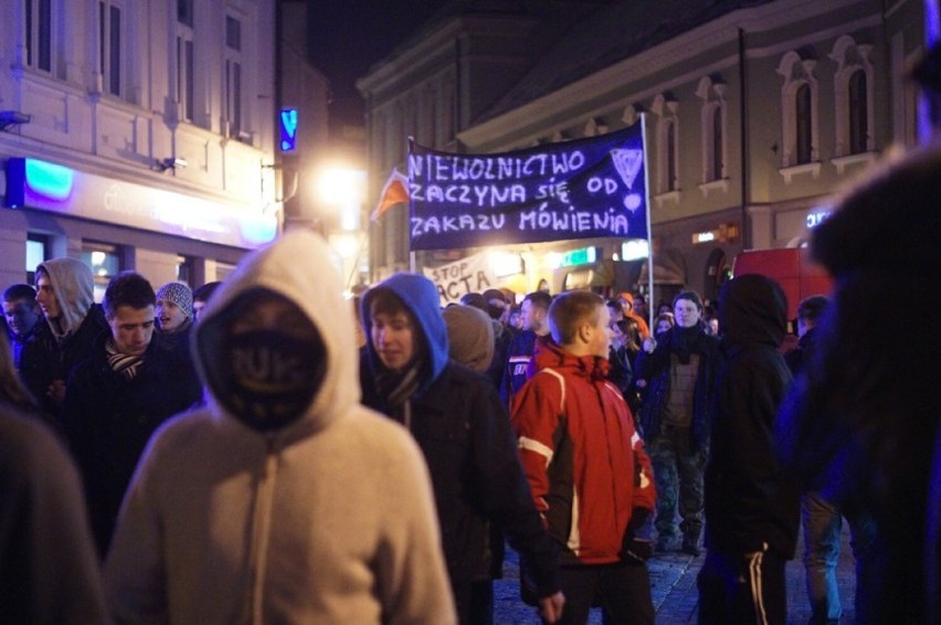 Tysiące młodych tarnowian protestowało na początku 2012 roku...